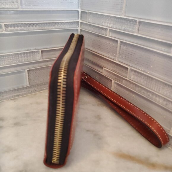 NWOT Dooney and Bourke Selleria British Tan Med Zip Wristlet - Picture 4 of 10